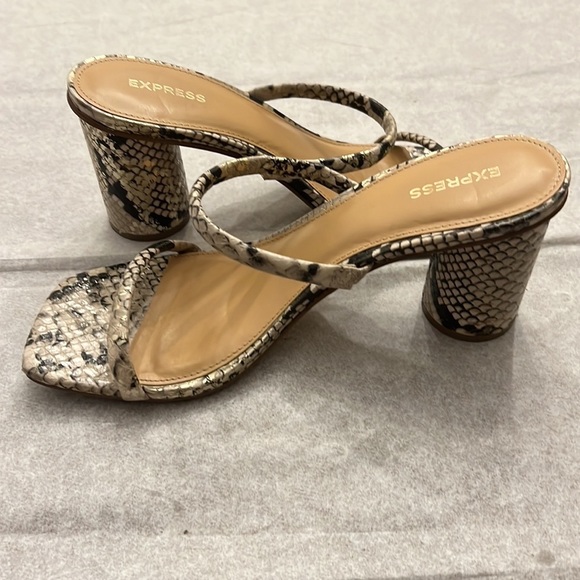 Express double band snake pattern block heel sandals - Picture 7 of 9